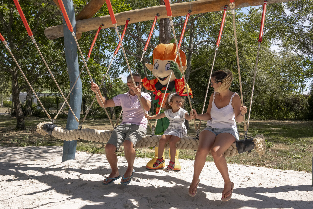 Reuzenschommel met familie en mascotte op camping CLICOCHIC Etoile de Mer Asserac.