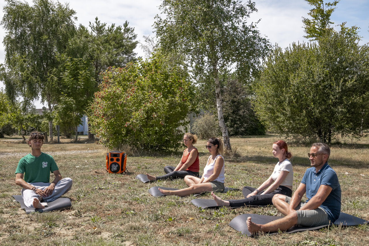 Yoga en meditatie buiten op camping CLICOCHIC Etoile de Mer in Asserac (44).