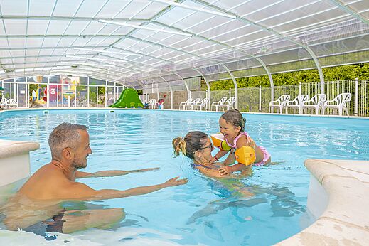 Indoor swimming pool, slide at CLICOCHIC Etoile de Mer campsite in Asserac.