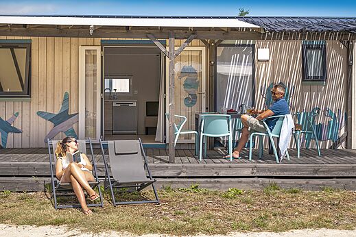 Mobilheim mit Terrasse, Paar entspannt im CLICOCHIC Etoile de Mer Asserac.