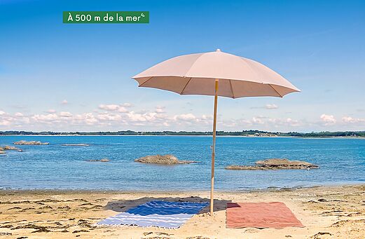 Sonnenschirm und Handtücher am feinen Sandstrand nahe Camping CLICOCHIC Etoile de Mer in Asserac (44).