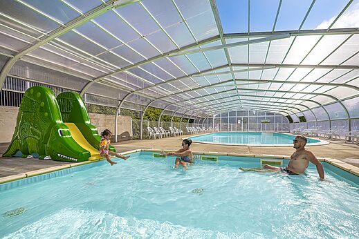Überdachtes Schwimmbad, Krokodilrutsche und Familie auf Camping CLICOCHIC Etoile de Mer, Asserac.