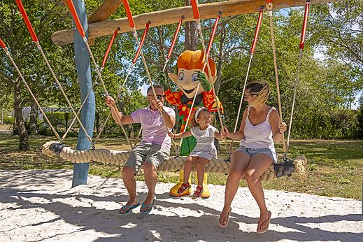 Riesenschaukel und Maskottchen mit Familie auf Camping CLICOCHIC Etoile de Mer in Asserac (44).