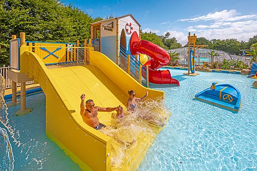 Wasserrutschen und Wasserspiele auf dem Campingplatz CLICOCHIC Etoile de Mer in Asserac.