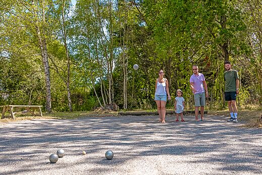 Familie spielt Boule auf dem Campingplatz CLICOCHIC Etoile de Mer in Asserac.