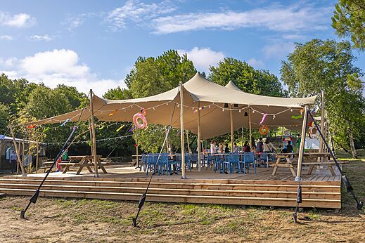 Außenrestaurant unter Zelt auf dem Campingplatz CLICOCHIC Etoile de Mer in Asserac (44).
