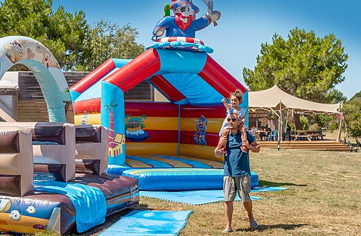 Inflatable pirate play area for children at campsite CLICOCHIC Etoile de Mer in Asserac (44).