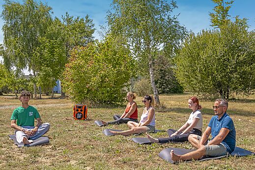 Entspannungs- oder Yogastunde im Freien für Camper auf dem Campingplatz CLICOCHIC Etoile de Mer in Asserac (44).