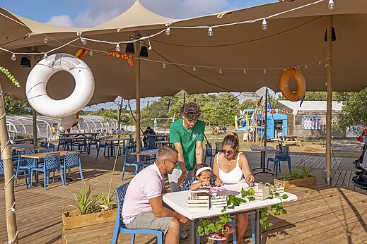 Restaurantterrasse, Familie, Spielplatz auf dem Campingplatz CLICOCHIC Etoile de Mer in Asserac.