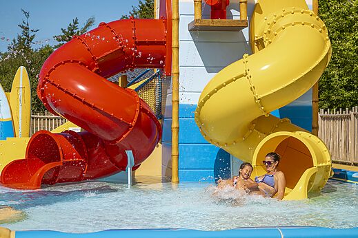 Riesen-Wasserrutschen und Schwimmbad auf dem Campingplatz CLICOCHIC Etoile de Mer in Asserac (44).