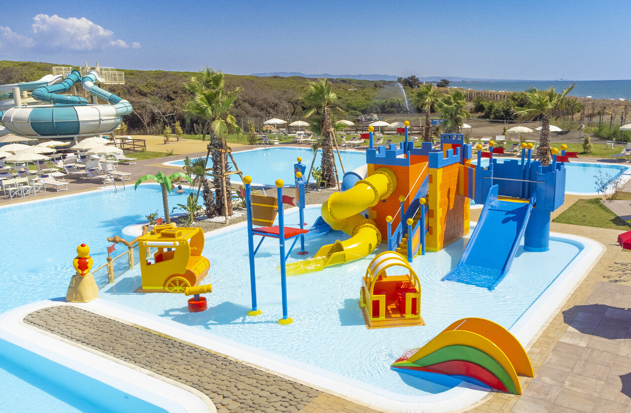 Buitenzwembad met waterglijbanen en waterspeeltuin op camping CAPFUN Europing in Tarquinia (01).