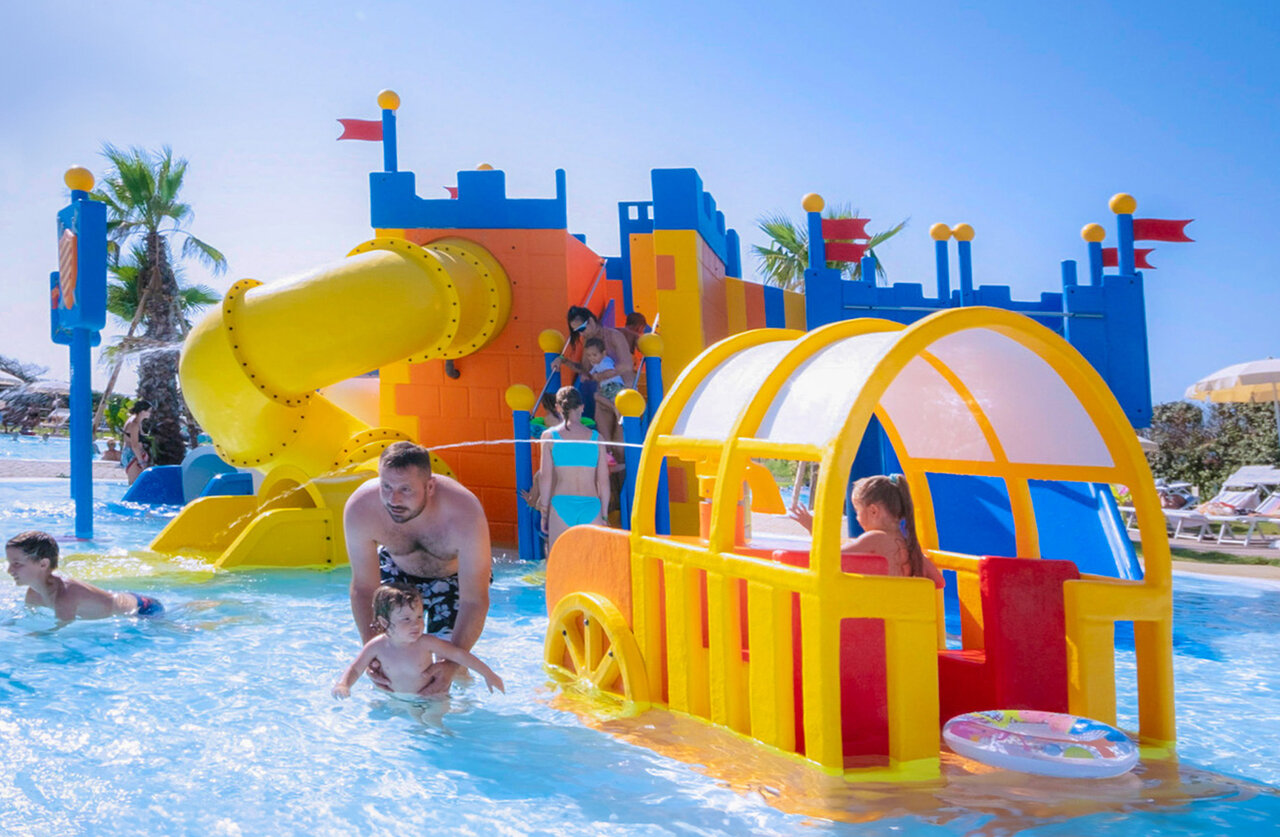 Waterspeeltuin, glijbaan, kasteel voor kinderen op camping CAPFUN Europing Tarquinia (01).