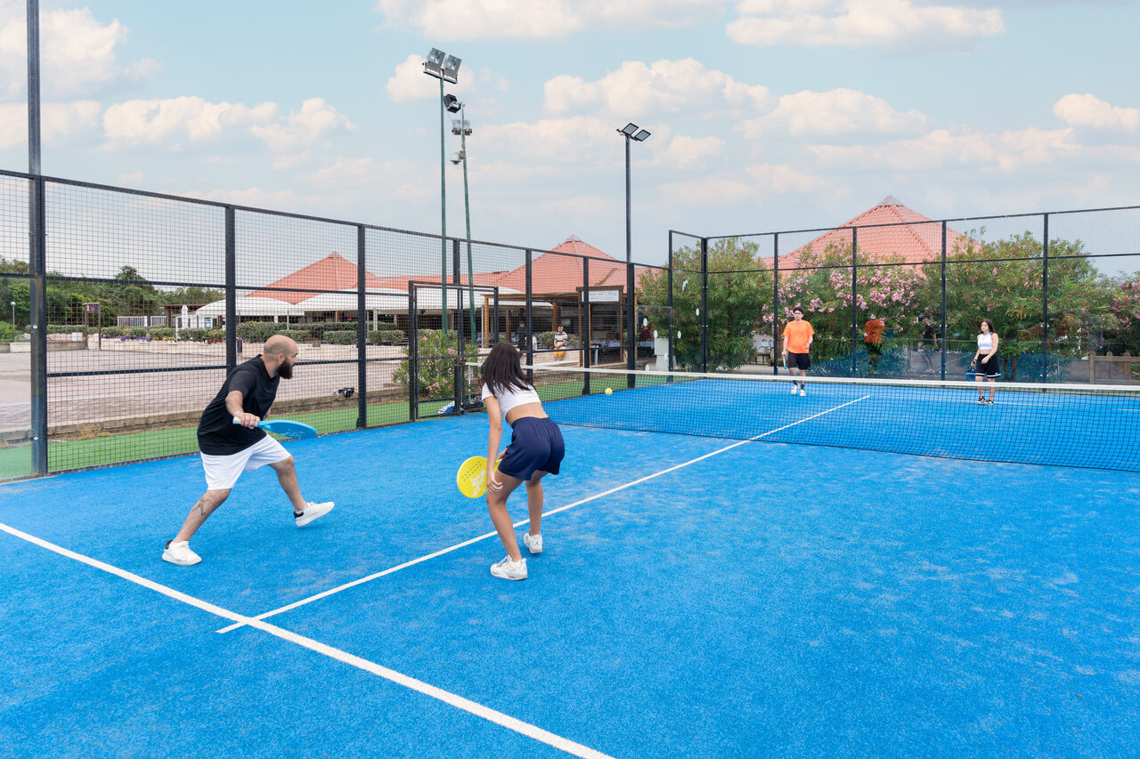 Blauwe padelbaan en spelers in actie op camping CAPFUN Europing in Tarquinia (01).