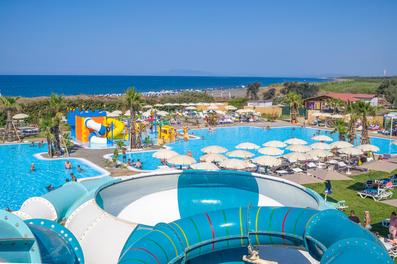 Zwembad, glijbanen, waterspelen, strand op camping CAPFUN Europing in Tarquinia (01).