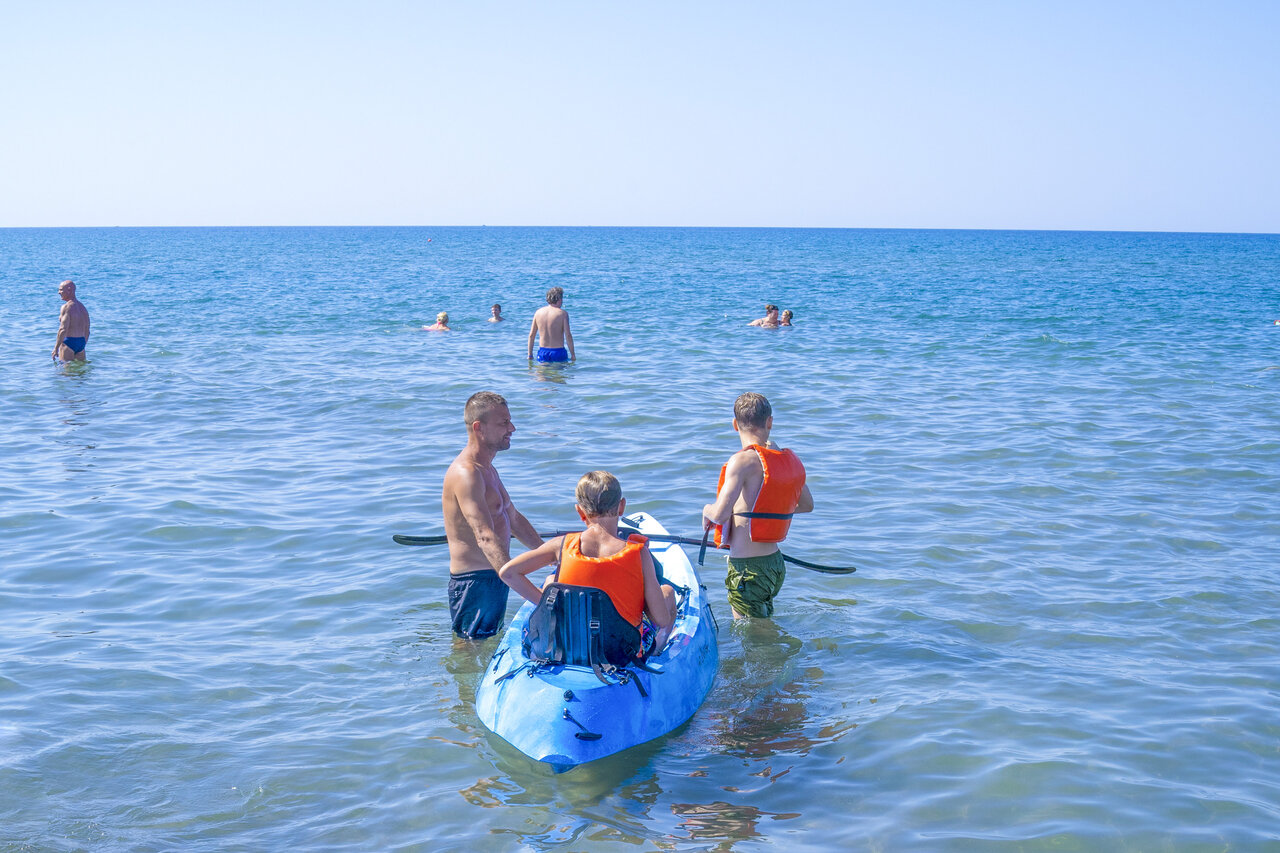 Kajakken en wateractiviteiten op het strand bij CAPFUN Europing in Tarquinia (01).