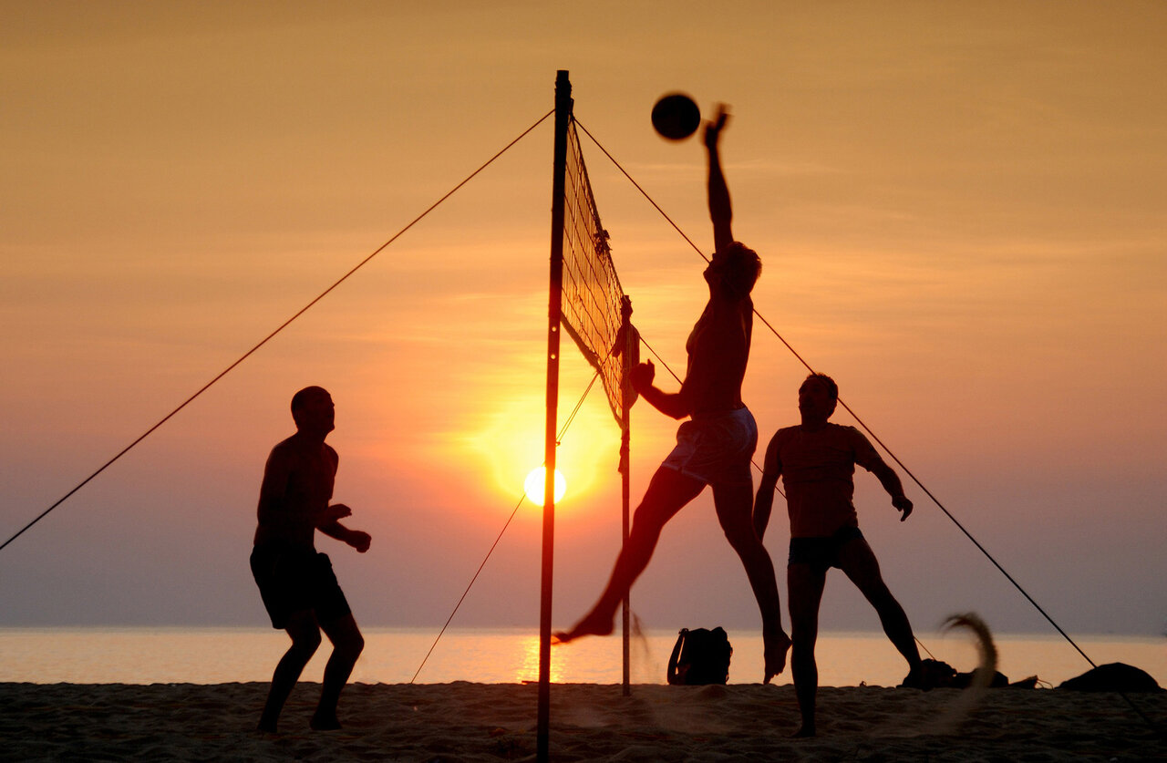 Beachvolleybalspelers bij zonsondergang op het strand van camping CAPFUN Europing in Tarquinia (01).