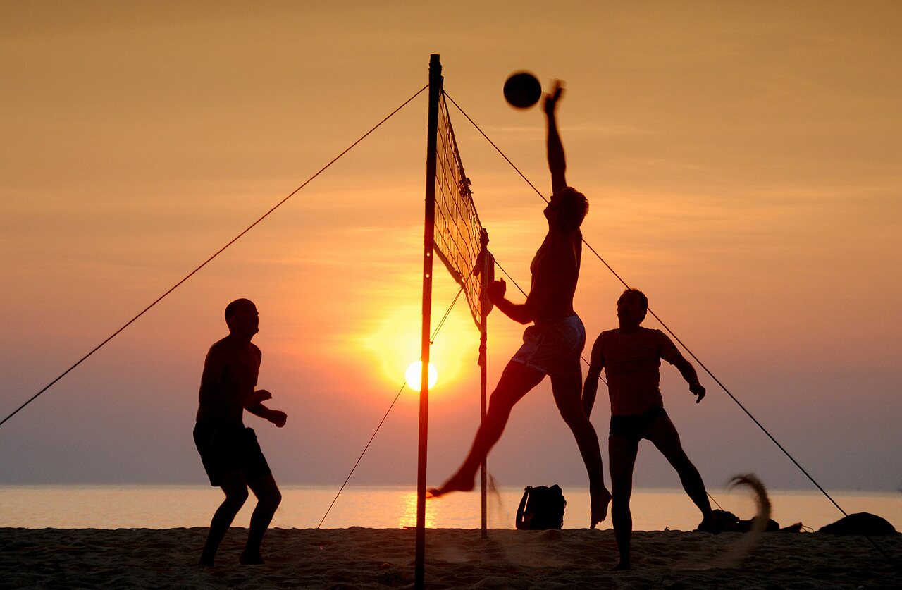 Jugadores de voleibol de playa al atardecer en la playa del camping CAPFUN Europing en Tarquinia (01).