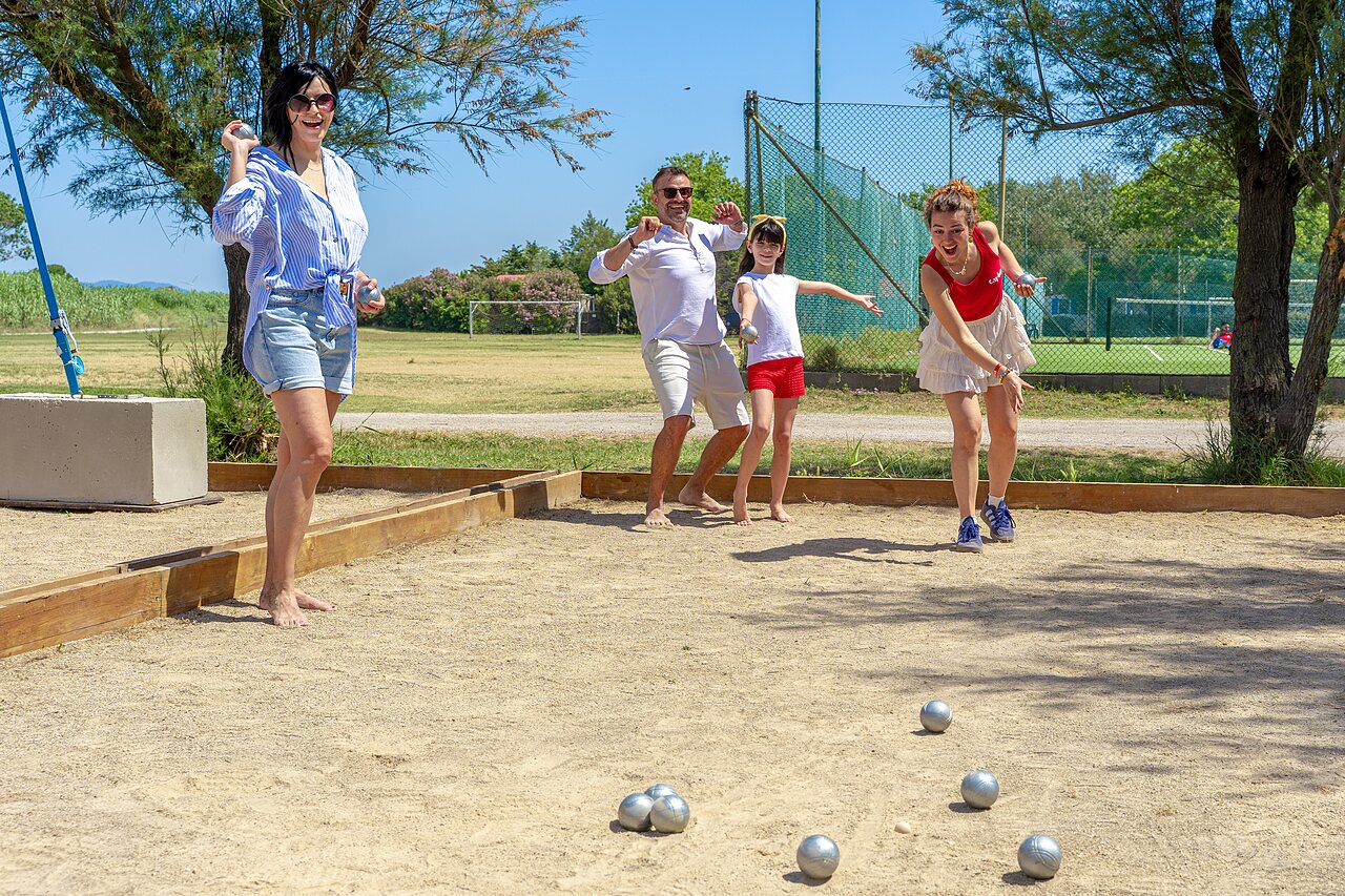 Boccia-Platz mit Familie spielend auf Campingplatz CAPFUN Europing in Tarquinia (01).