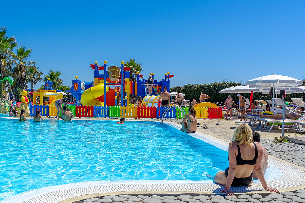 Au�enpool mit Rutschen und Wasserspielen auf dem Campingplatz CAPFUN Europing in Tarquinia (01).