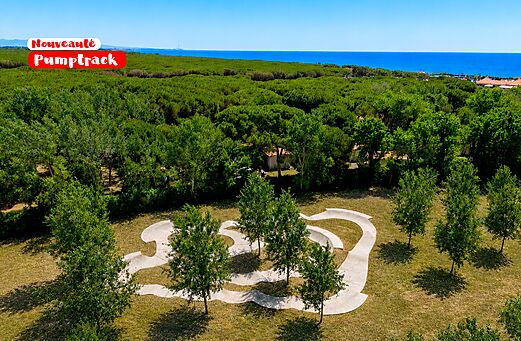 Moderner Pumptrack f�r Fahrr�der und Roller, Luftaufnahme auf dem Campingplatz CAPFUN Europing in Tarquinia.