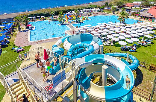Riesenwasserrutschen und Au�enpools auf dem Campingplatz CAPFUN Europing in Tarquinia (01).
