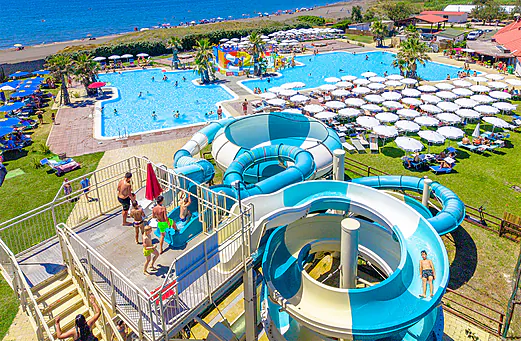 Toboggans aquatiques g�ants et piscines ext�rieures au camping CAPFUN Europing � Tarquinia (01).