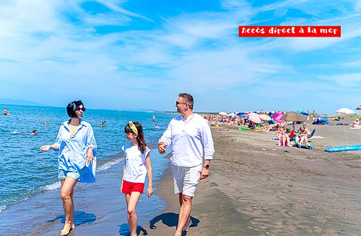 Sandstrand, Familie auf dem Campingplatz CAPFUN Europing in Tarquinia (01).