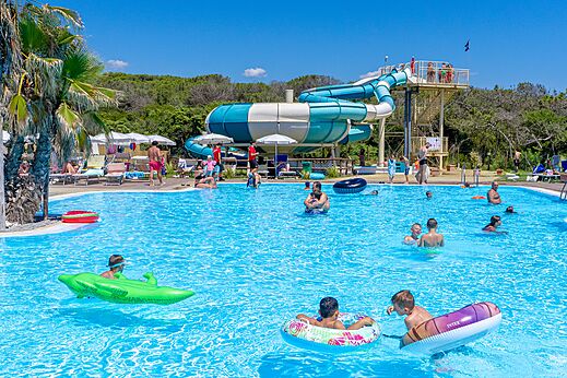 Außenpool mit riesiger Wasserrutsche auf dem Campingplatz CAPFUN Europing in Tarquinia (01).