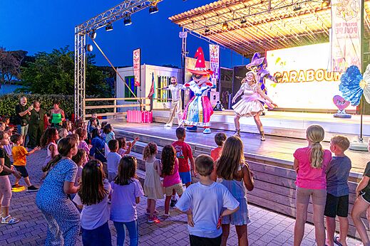 Animationsshow f�r Kinder auf der B�hne des Campingplatzes CAPFUN Europing in Tarquinia (01).