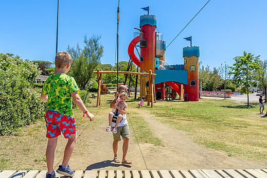 Seilrutsche und Burg-Spielplatz mit Rutschen auf CAPFUN Europing in Tarquinia.
