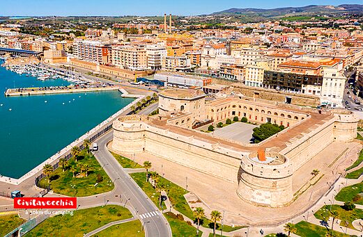 Hafen von Civitavecchia mit Festung Michelangelo, Sehensw�rdigkeit in der N�he des Campings.