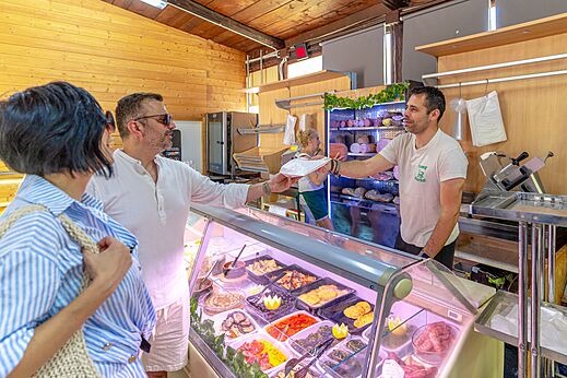 Kunde kauft Fertiggerichte im Lebensmittelgesch�ft, Campingplatz CAPFUN Europing in Tarquinia.