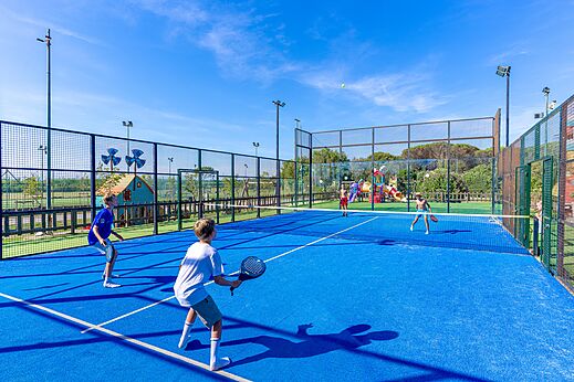 Blauer Padelplatz mit Kindern auf Camping CAPFUN Europing in Tarquinia.