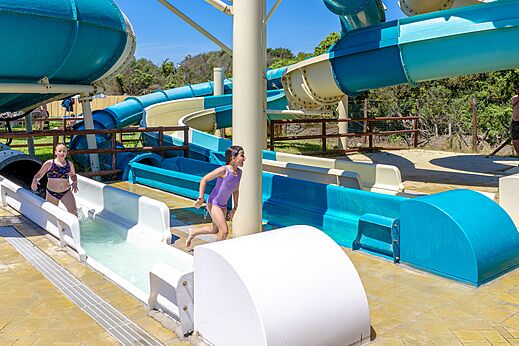 Wasserrutschen und Freibad auf dem Campingplatz CAPFUN Europing in Tarquinia (01).