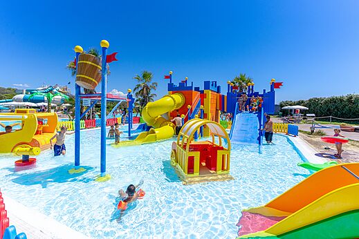 Bunter Wasserspielplatz mit Rutschen f�r Kinder auf dem Campingplatz CAPFUN Europing in Tarquinia (01).