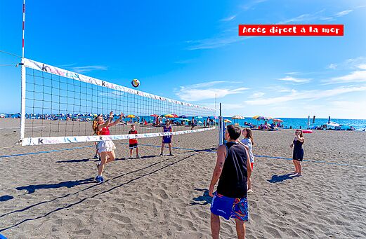 Beachvolleyballspiel am Sandstrand auf dem Campingplatz CAPFUN Europing in Tarquinia (01).