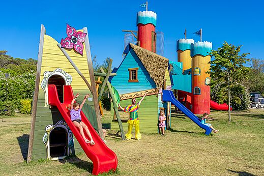 Bunter Spielplatz mit Rutschen und Kindern auf Campingplatz CAPFUN Europing Tarquinia (01).