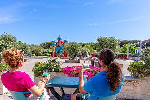 Schloss-Spielplatz und Au�enanimationsb�hne auf dem Campingplatz CAPFUN Europing in Tarquinia (01).