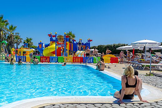 Außenpool mit Rutschen und Wasserspielen auf dem Campingplatz CAPFUN Europing in Tarquinia (01).