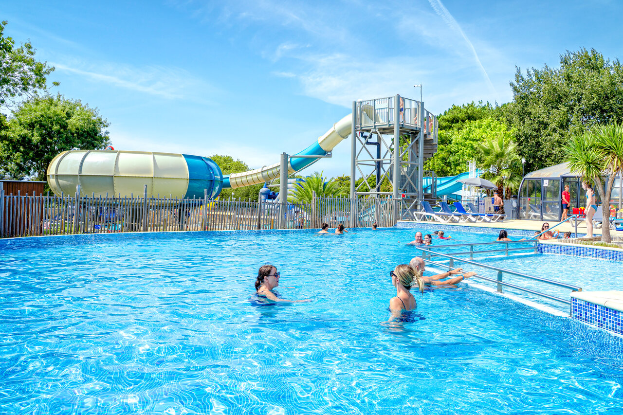 Buitenzwembad, glijbanen, zwemmers op CAPFUN L'Eve Saint-Marc-sur-Mer (44).