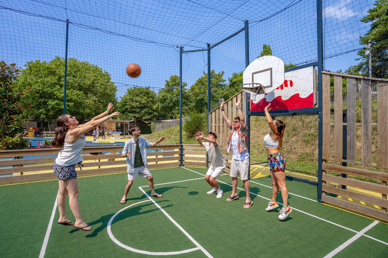 Multisportterrein met basketbal op camping CAPFUN L'Eve in Saint-Marc-sur-Mer (44).
