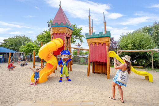 Spielplatz mit Rutschen, Holzstrukturen und Sand auf dem Campingplatz CAPFUN L'Eve in Saint-Marc-sur-Mer (44).