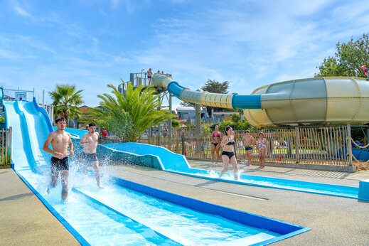 Wasserrutschen und Schwimmbad im CAPFUN L'Eve Campingplatz in Saint-Marc-sur-Mer (44).