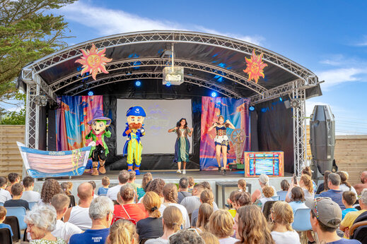 Animationsshow auf Außenbühne mit Maskottchen und Künstlern auf dem Campingplatz CAPFUN L'Eve in Saint-Marc-sur-Mer (44).