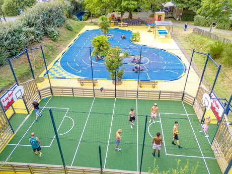 Multisportplatz und Spielbahn auf dem Campingplatz CAPFUN L'Eve (44).