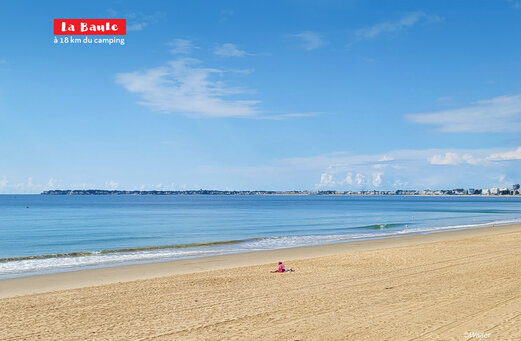 Feiner Sandstrand und ruhiges Meer in La Baule, Loire-Atlantique.