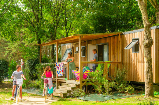 Holz-Mobilheim, Terrasse, Jugendliche auf Fahrrädern auf Camping CAPFUN L'Eve (44).