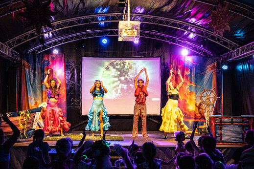 Tänzershow auf der Bühne mit Großbildschirm auf dem Campingplatz CAPFUN L'Eve in Saint-Marc-sur-Mer.