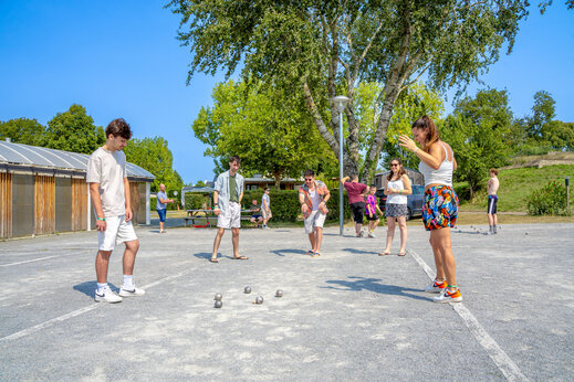 Geselliges Boule-Spiel auf dem Platz des Campingplatzes CAPFUN L'Eve.