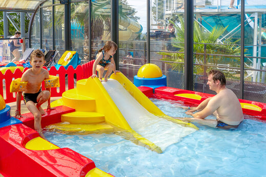 Hallenbad, Rutsche und Kinderspiele im CAPFUN L'Eve in Saint-Marc-sur-Mer.